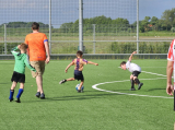 Laatste training S.K.N.W.K. JO7-1 (partijtje tegen de ouders) van maandag 27 mei 2024 (126/180)